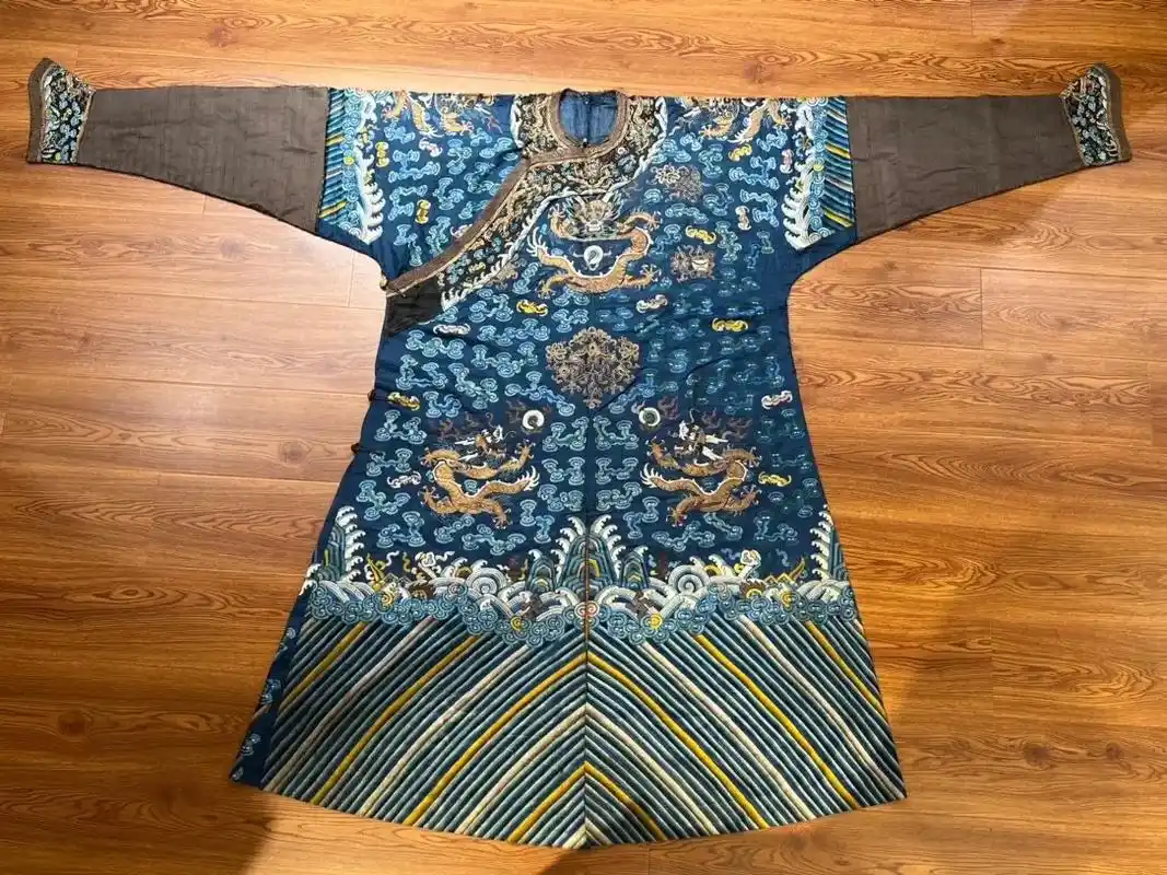 清代 蓝地盘金刺绣龙袍.清代 蓝地盘金刺绣龙袍#古玩收藏 # - 抖音