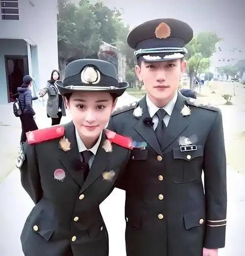 张馨予与何教官现身街头,疑似怀二胎,婚后住每平米15万元豪宅