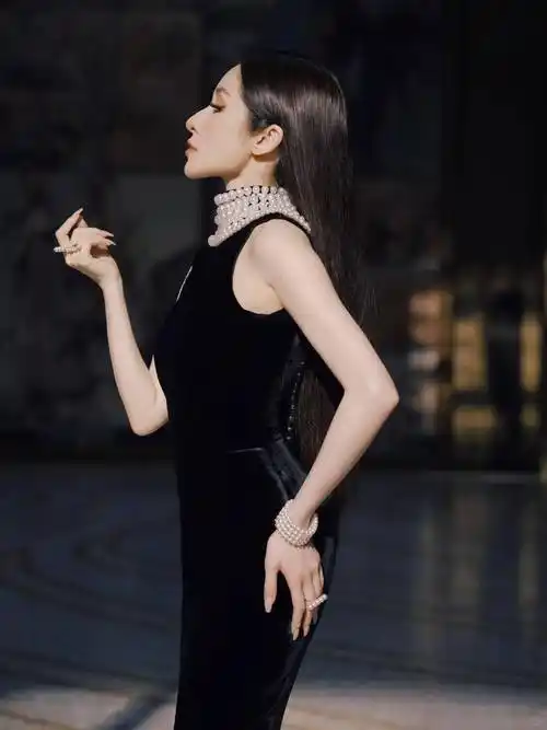 性感女神萧亚轩,39岁绝代风华,写真中的魅力让人难以自拔!