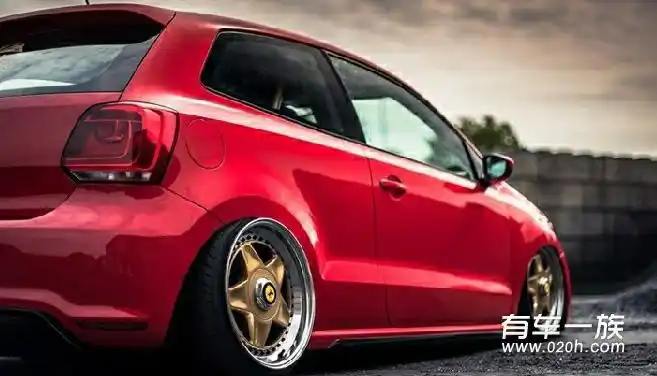 红色大众polo改装气动避震低趴姿态超帅