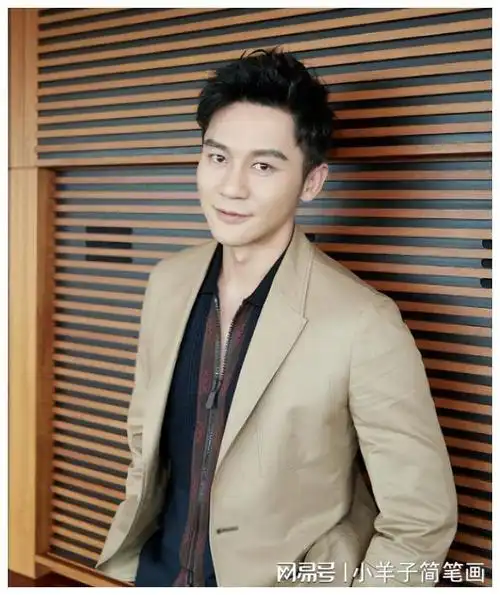 42岁李晨上海低调遛娃,简易婴儿车显朴实,女儿清秀似父!