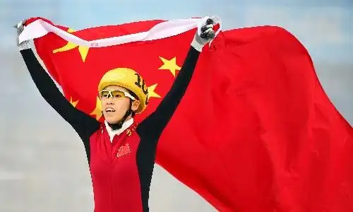 图文:女子1000米范可新摘银 范可新身披国旗