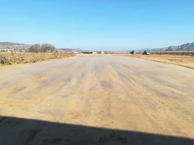 三工区bk0 112-200水泥土施工,共计1000方.