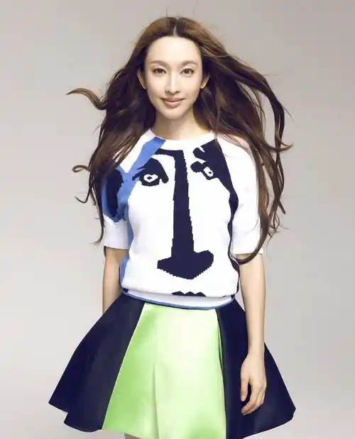 女演员张俪凭借出色的演技和多变的角色刻画获得了观众的认可和赞赏.