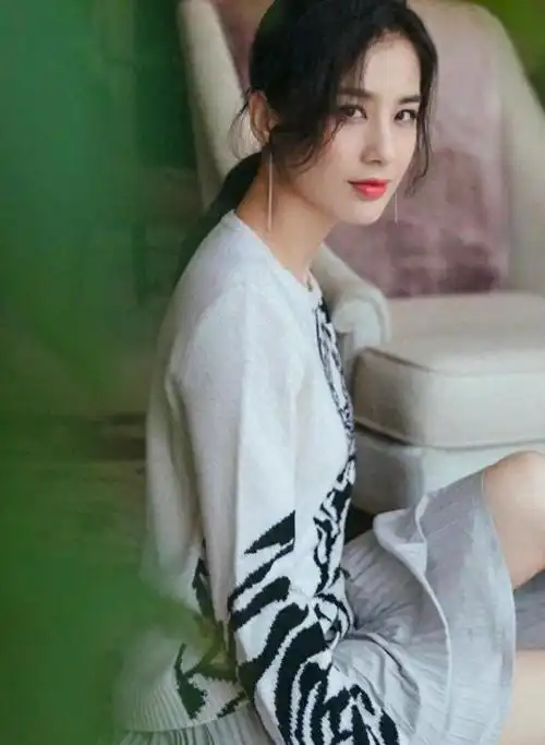 然而,在她的背后,还隐藏着更多的秘密.黄圣依最初是