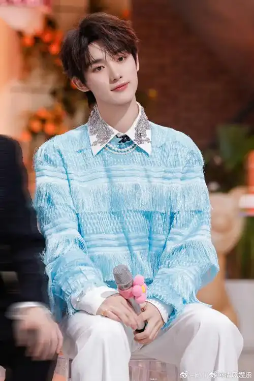 丁程鑫说要守护整条好六街##丁程鑫黑色无袖马甲