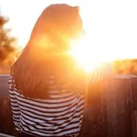 逆光背影女生头像