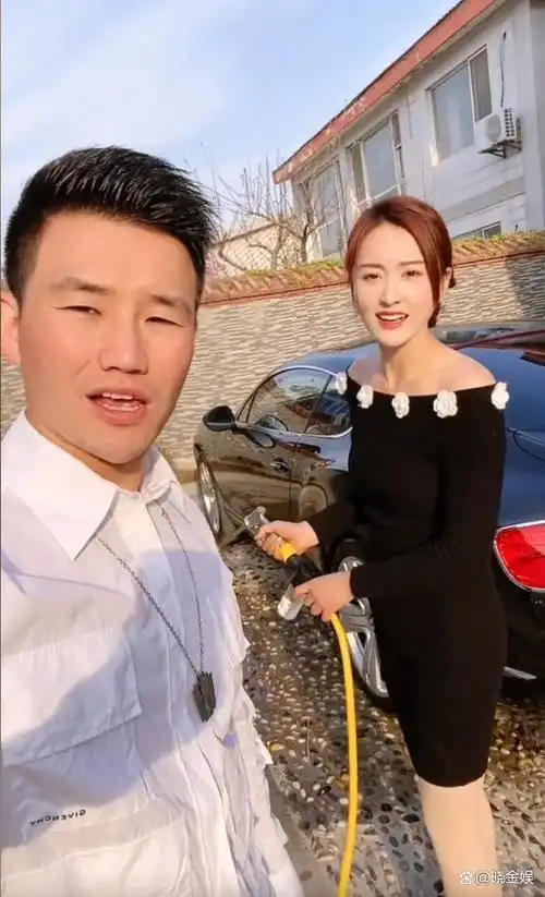 谢孟伟年少不更事夫妻撒狗粮现场老婆竟穿黑裙子配小白花