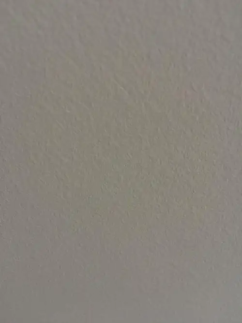 你好,请帮我看看我家乳胶漆墙面这个样子是什么原因?还能修吗?