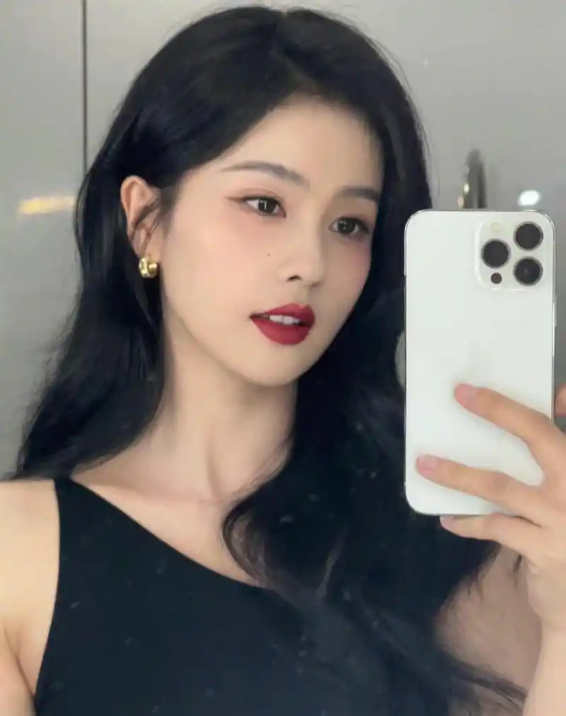 白鹿对着镜子自拍了一张,辛苦了一天还是那么精神!