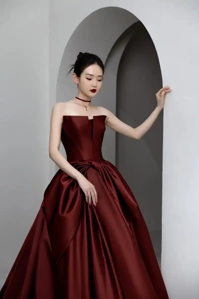 一整个美住的暗红色抹胸礼服!抹胸的性感,缎面的高贵,干净利落 - 抖音