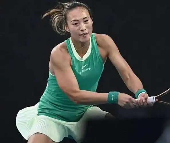 当地时间27日,中国网球女将郑钦文在2024澳大利亚网球公开赛女单决赛