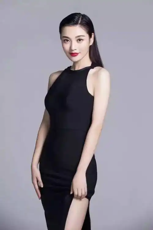 难得的是,此次与靳东,潘虹等前辈合作,郑清文在演技上丝毫不显逊色,她