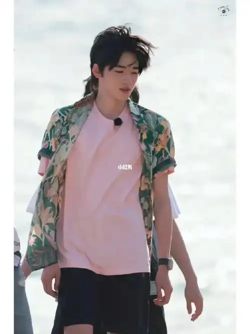 宋亚轩最新海边图片