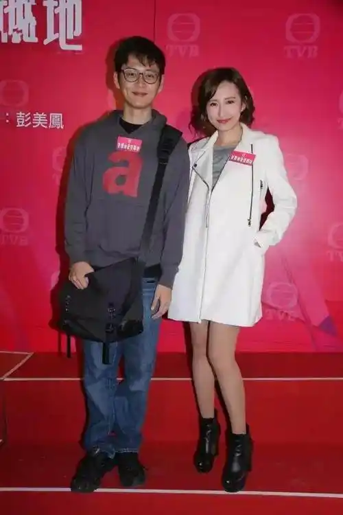 而一向活跃的张振朗搞笑指本身角色可以不上妆,但黑眼圈日益明显,所以