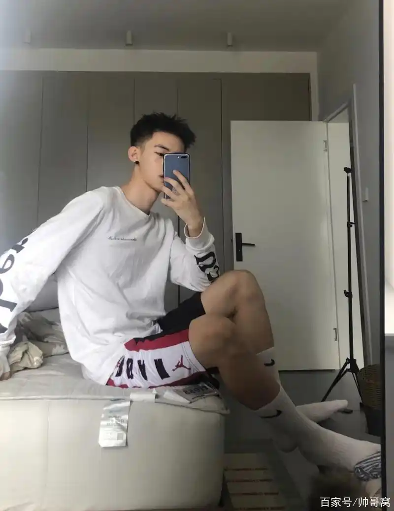 组图:穿长筒运动袜子的大长腿体育生,清瘦帅气的外形太有男人范