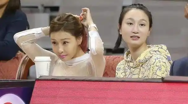 而吴迪气场相当强大,站在原地一动不动,衣着一身牛仔,吊带上衣很