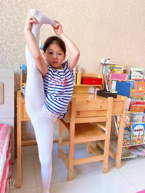 舞蹈也不能荒废,每日基本功的练习也是必须的.