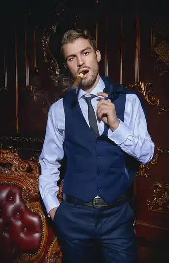 一个穿着昂贵西装的男人的肖像抽雪茄男人的美时尚豪华公寓与古典复古