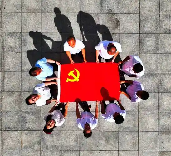 库尔勒市融媒体中心我们与党旗合影彰显党员风采