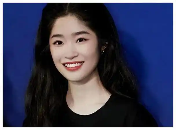 陈童,一个2000年出生的新人演员,近日因为出演张艺谋导演的犯罪剧情片