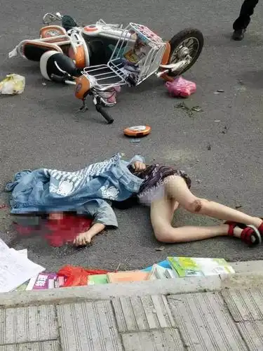 一名女孩骑电动车时遭到了一辆汽车的撞击,受害人当场身亡.