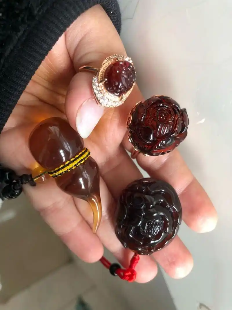 缅甸血珀的真真假假 自然光下看是不是都没毛病,一打紫光灯就可以看到