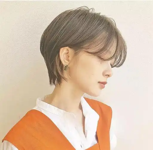 流行的露耳短发发型女