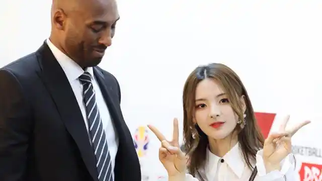 科比杨超越抽签仪式互送礼物!杨超越穿着性感,科比全程"目不转睛"