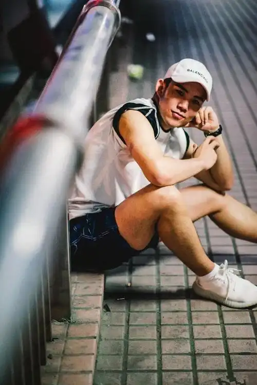 短发胡茬肌肉小哥,这张脸有点a哦!