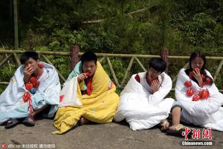 奇葩大学生38天气进山裹棉被吃辣椒