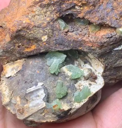 p>三斜磷钙铁矿为一种磷酸盐矿物,一般呈板状绿色晶体.属于三斜晶系.