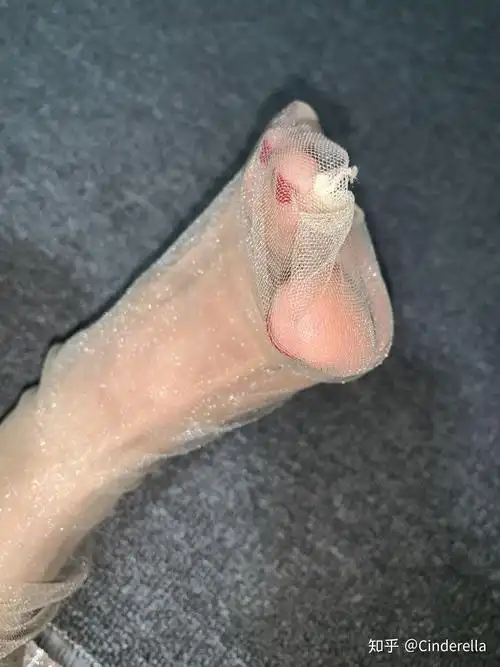 肉色丝袜怎样穿显得自然? - 知乎