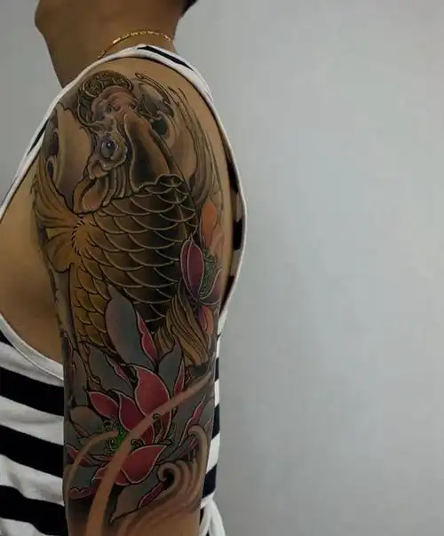 金鲤鱼纹身图片_手臂新传统鲤鱼荷花锦鲤纹身图案