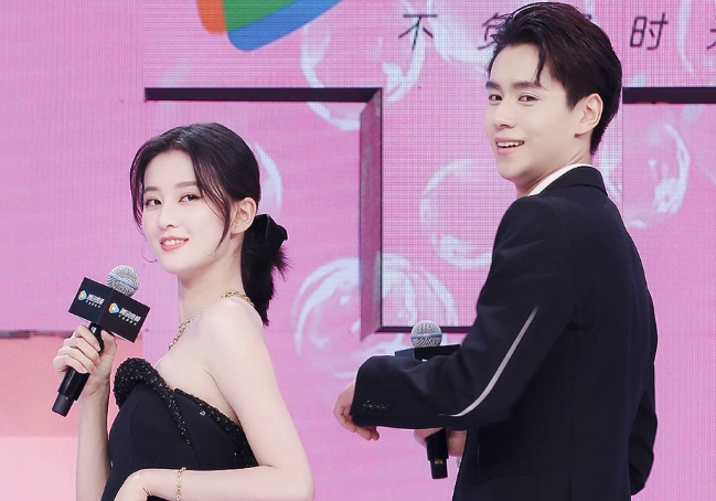 在合作了《小风暴之时间的玫瑰》之后,乔欣与胡一天的关系如何?