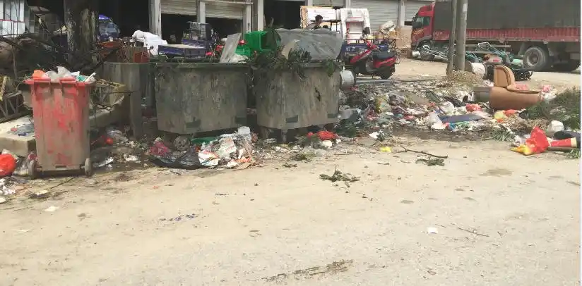 天佑东路天佑家园门口长期如此堆满一大堆垃圾