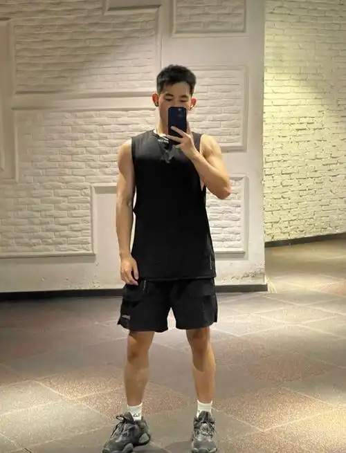 爱健身的医师小哥哥别看人瘦脱衣有肌肉身材匀称也太可了