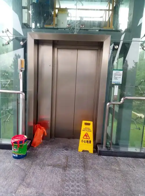 投入使用不久的电梯又坏了