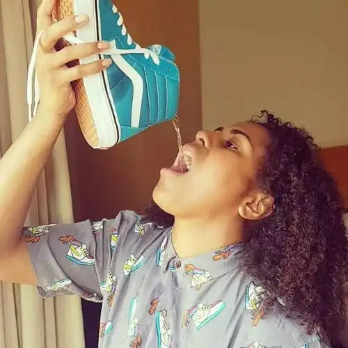 又闻又舔还不算最野真正的狠人都在用球鞋泡酒