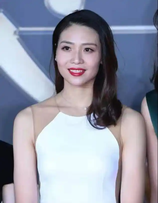 魏秋月罕见露背装,身材前凸后翘,姿态温婉大方,人群中最亮眼!