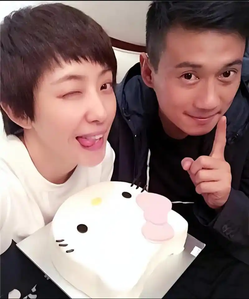 没想到,"戏里"是父女,"戏外"是夫妻的这两人,孩子都8岁了 徐洪浩和