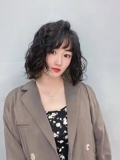 入春" 短烫发超减龄"_发型_短发_女生