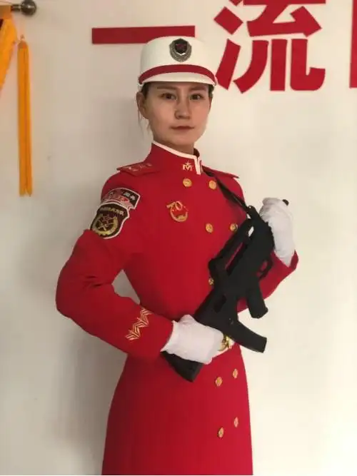经受酷暑严寒的考验,以精准的动作,饱满的精神,展现女民兵的风采