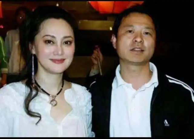 并且在1988年生下了女儿张楚楚,据悉她的第一任丈夫张学津身体不好有