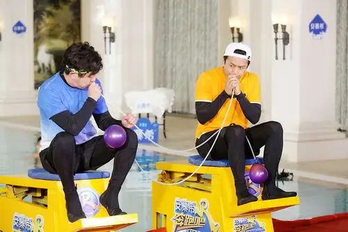 奔跑吧群雄争霸撕名牌卷土重来李晨陈赫母子组合泳池相爱相杀