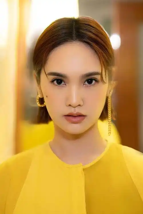 杨丞琳最新写真短发利落眼神坚定暖黄色调似丹桂香气氤氲