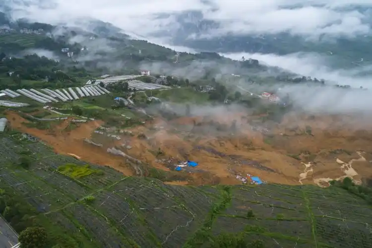 湖北恩施屯堡乡马者村出现大面积滑坡