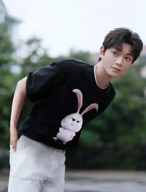 丁禹兮帅气男孩私服穿搭,今天是清爽又帅气的大男孩呀!