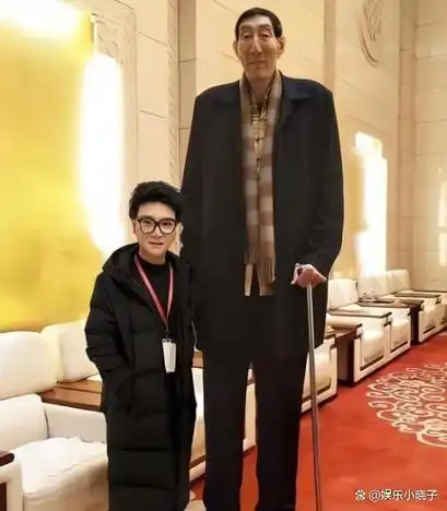 回顾中国第一巨人鲍喜顺不听医生忠告执意生子孩子现身高多少