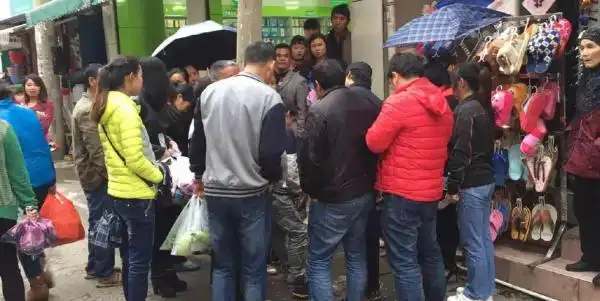 昆明虎妈将儿子用铁链锁电线杆引众人围观